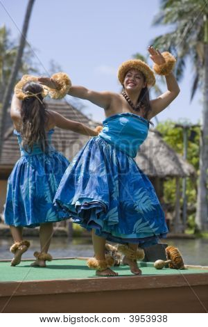 Hawaiian ballerini su canoa