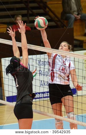 KAPOSVAR, Hungría - 14 de octubre: Timea Kondor (R) en acción en el gam de voleibol de la Liga húngara de I.