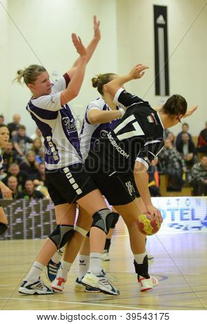 SIOFOK, Hungría - 17 de noviembre: Timea Polics (en negro) en acción en el partido de balonmano de Copa EHF Siofok (b
