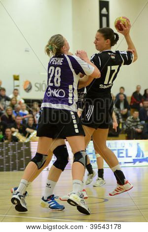 SIOFOK, Hungría - 17 de noviembre: Timea Polics (en negro) en acción en el partido de balonmano de Copa EHF Siofok (b