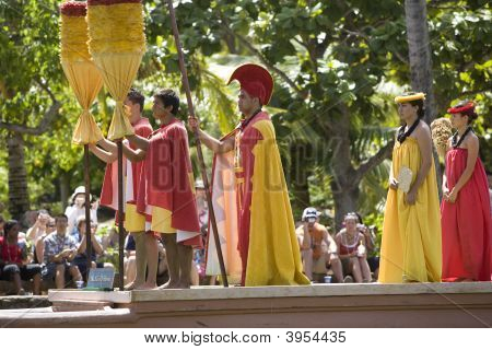 Hawaiian Royal Court in canoa