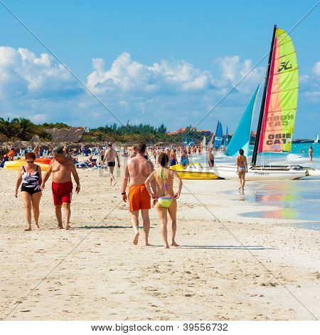 VARADERO, CUBA-NOVEMBER 4:Tourists nyder stranden November 4,2012 i Varadero.With 50 hoteller og 