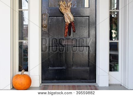 puerta negra con indio maíz y calabaza