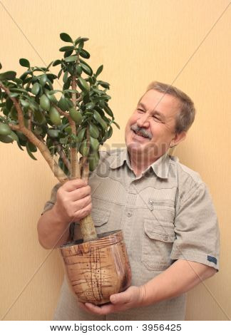 fröhlich ältere Menschen der Mann mit einem Blumentopf