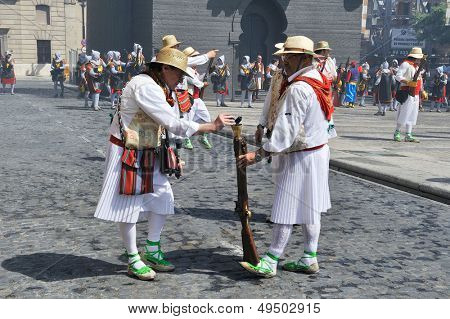 persone con le armi durante una fiesta spagnola - Mori e cristiani, alcoy-Spagna, aprile 2008