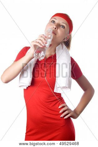 Donna sportiva con acqua, asciugamano e cuffie