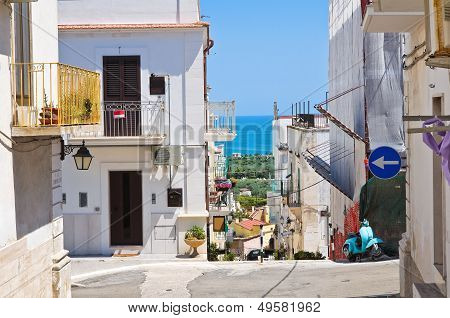 Alleyway. Mattinata. Puglia. Italy.