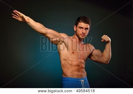 sportlichen jungen Mann
