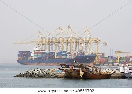 Khor Fakkan VAE große Frachtschiffe angedockt zum Laden und Entladen der Ware bei Khor Fakkport