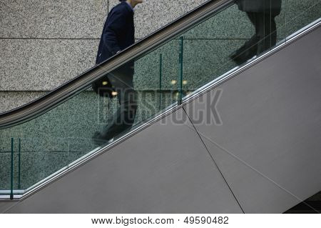 Japonsko Tokio Tokyo International Forum dva muži vzestupně eskalátoru střední část