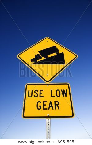 Straßenschild mit Warnung für LKW