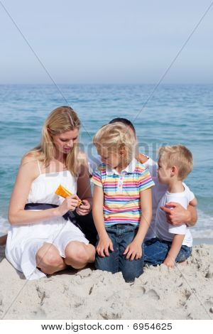 Attentif mère Holding crème solaire à la plage