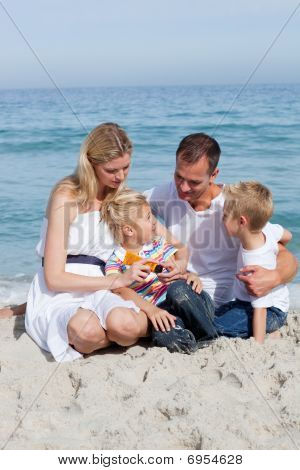 Mère bienveillante avec sa famille détenant un écran solaire