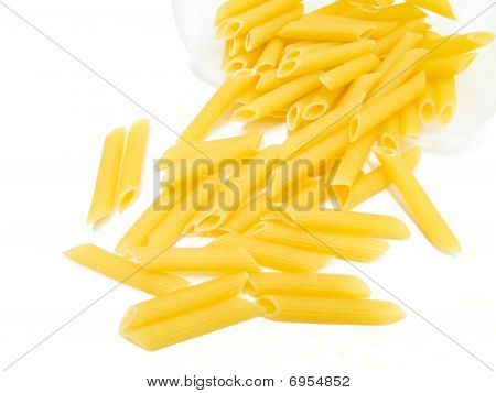 Tubo lungo cavo a forma di pasta in un contenitore di plastica.