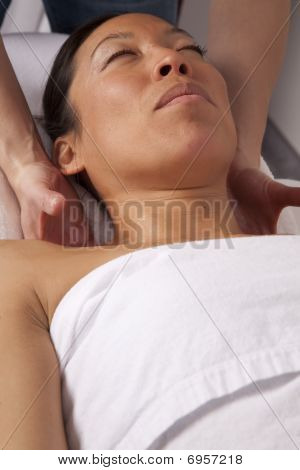 Žena dostává masáž na krk