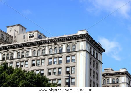 budova s architektonickými detaily