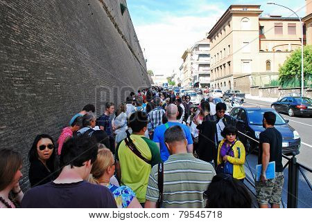 Long Line To Vatican Museum On May 30, 2014