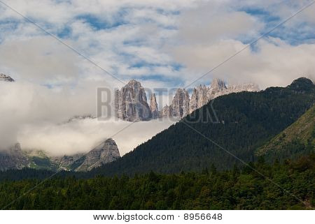 Trentin montagne paysage de montagnes et les nuages dans une journée d'été