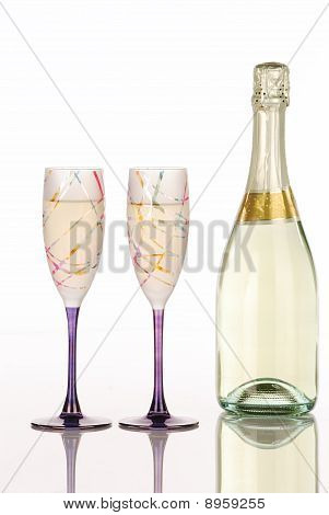 Bottiglia di Champagne con due bicchieri festivi