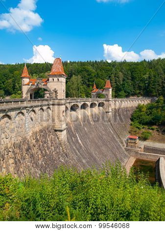 Historical dam Les Kralovstvi
