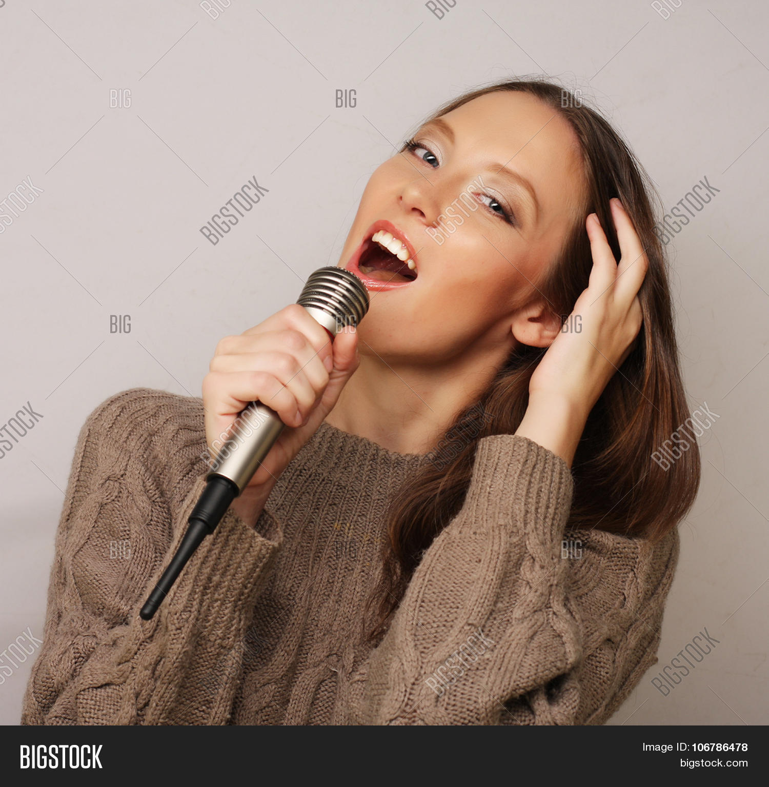 Девушка в халате поет. Человеческий голос. Женщина с микрофоном. Тест щаука телевизор поющая девушка на белом фоне. Девушка поет.