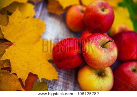 apple with leaves on a wooden background