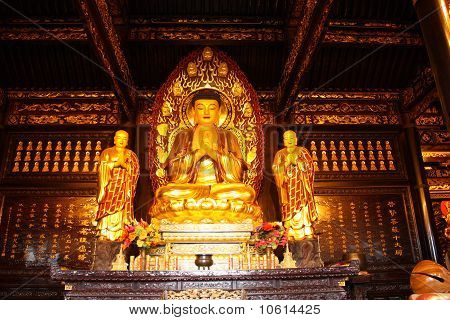 วัดพุทธ รูปปั้นทองของพระพุทธเจ้า