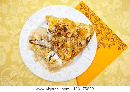 Apple pie with ice cream