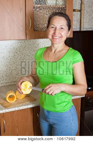 Frau Making gefüllt gemüse Knochenmark