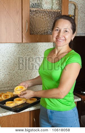 Frau Kochen gefüllte Gemüse Knochenmark