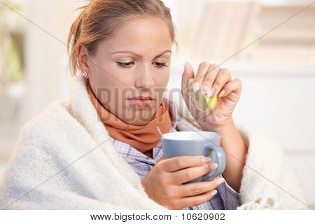 Giovane femmina catturato fredda bere tè sentirsi male