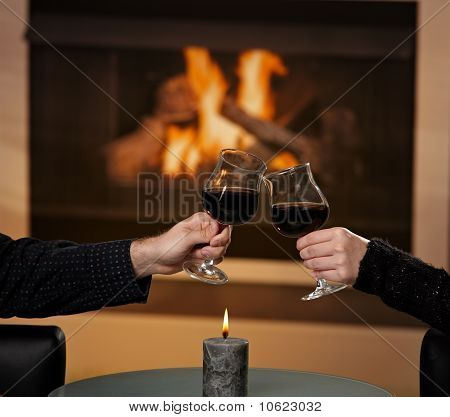 Mani tenendo Glas di vino