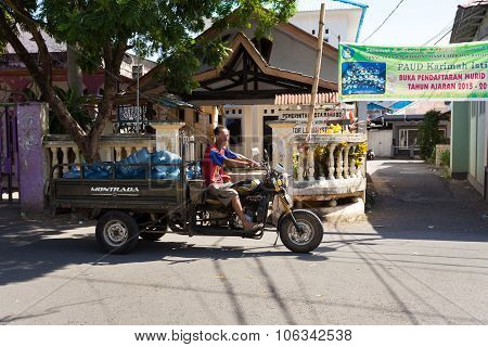 Man Transport Water Botles In The Streets Of Manado