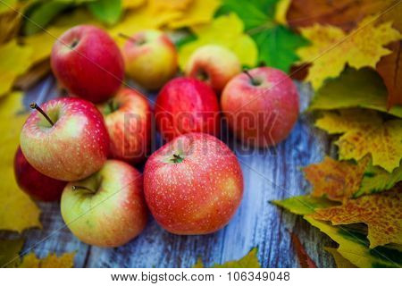 apple with leaves on a wooden background