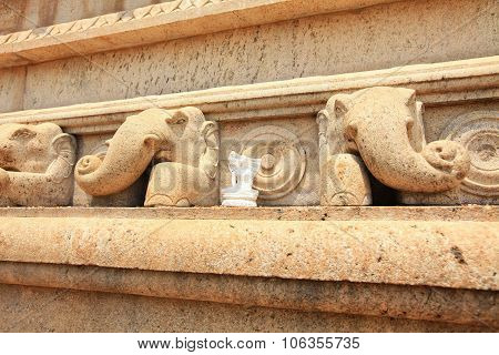 Anuradhapura, Dagoba Ruvanvelisaya, Detail Elephants