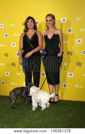 LOS ANGELES - JAN 10:  Jenna Ushkowitz, Bear, Becca Tobin, Sophie at the CW Network presents 