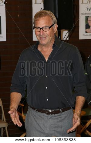 LOS ANGELES - OCT 27:  Kevin Costner at the Kevin Costner Signs 