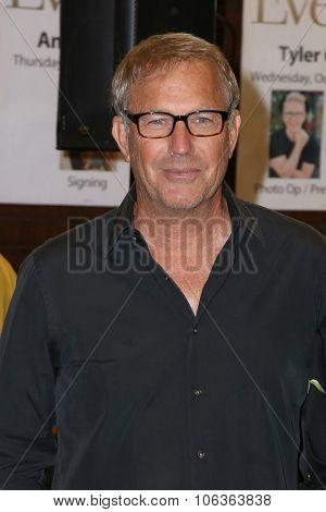 LOS ANGELES - OCT 27:  Kevin Costner at the Kevin Costner Signs 