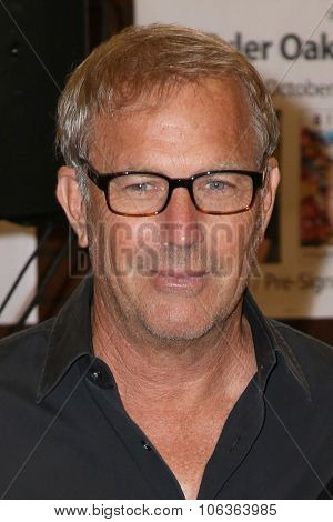 LOS ANGELES - OCT 27:  Kevin Costner at the Kevin Costner Signs 