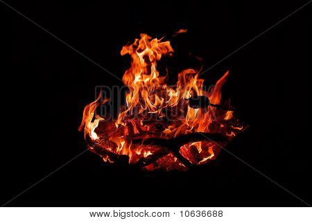 Flammen in der Dunkelheit