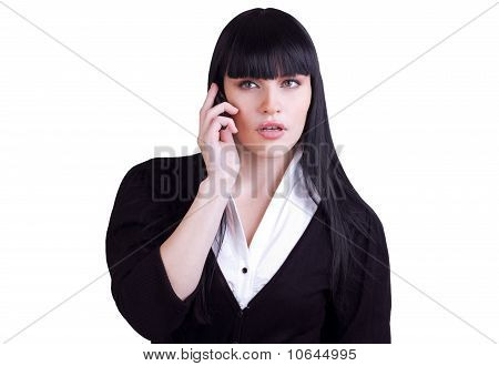Mujer de negocios joven realizar una llamada telefónica