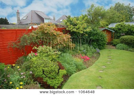 素敵な庭園の花と緑の芝生
