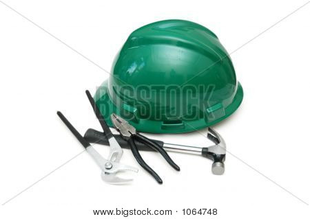 Diversas herramientas de Dyi y casco aislados en blanco