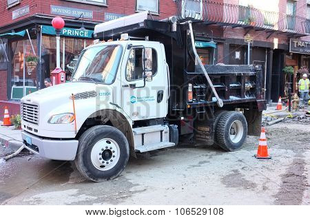 Single Axle Truck Chassis Equipped With Dump Body