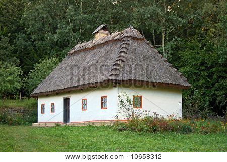 Alte Hütte mit einem Strohdach