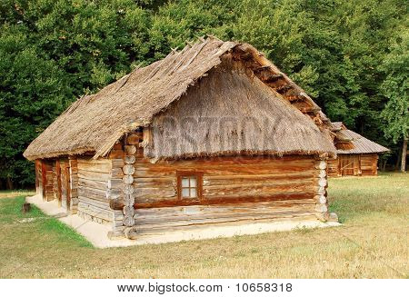 Alte Hütte mit einem Strohdach