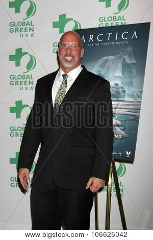 LOS ANGELES - OCT 29:  Les McCabe at the Global Green Hosts Book Lauch of 