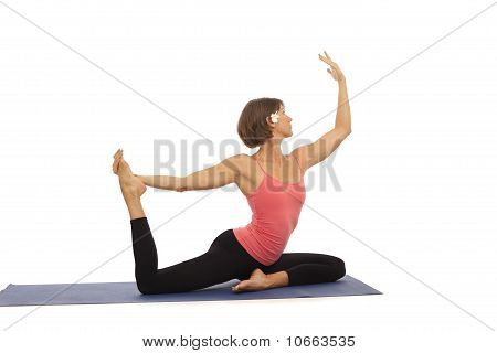 Giovane donna facendo yoga