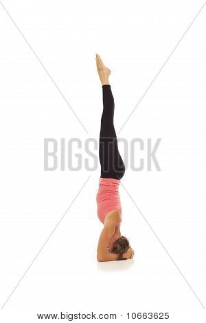 Giovane donna facendo yoga