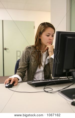 예쁜 여자를 사용 하 여 컴퓨터
